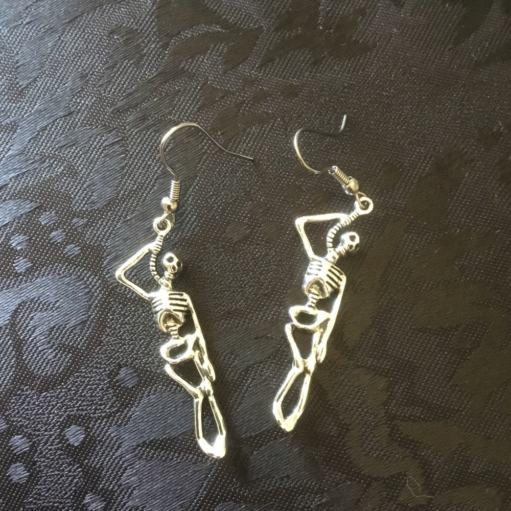 Cute hanging noose skeleton earrings.